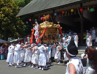 風治(ふうじ)八幡宮の神輿(みこし)出発 【12:55 頃】