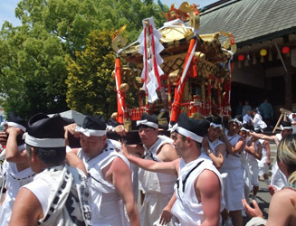 白鳥神社の神輿(みこし)出発