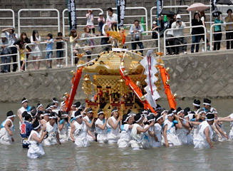 風治八幡宮の大神輿(みこし)が川に入る 【13:56 頃】