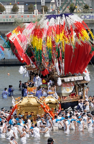 しばし川の中を神輿(みこし)と山笠が練り歩く