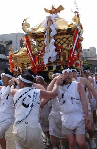 神輿(みこし)が川からあがり河原を練り歩く 【16:45 頃】