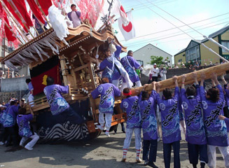 山笠も上陸し河原で「ガブリ」を行う