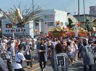 新橋の上で別れを惜しむ2基の神輿(みこし) 【15:18 頃】