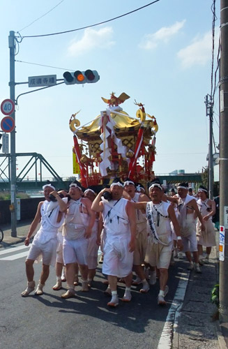 線路下をくぐり白鳥神社に向かう 【15:40 頃】