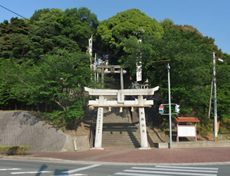 神輿(みこし)より先に白鳥神社に来た