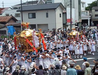 風治(ふうじ)八幡宮と白鳥神社の神輿が揃う 【13:59 頃】