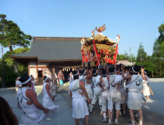 白鳥神社に帰還。境内で神輿を担ぎ上げる 【17:11 頃】