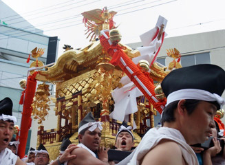 重さが2トンもある風治八幡宮の大神輿(みこし)