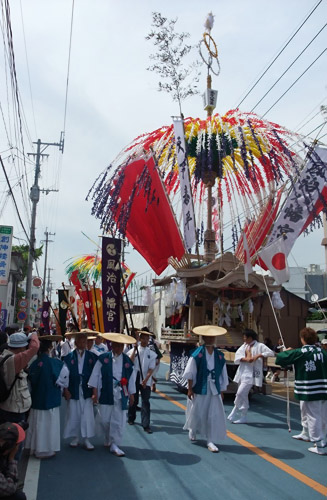 大きくバレンを広げた11基の幟(のぼり)山笠が華やか