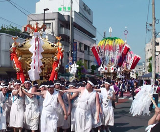 神輿(みこし)と山笠は駅前広場に向かう 【17:39 頃】