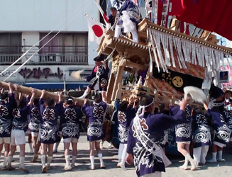 神輿(みこし)が見えてきた 【17:10 頃】