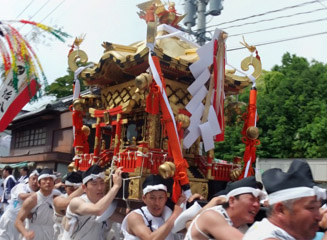 白鳥神社の神輿(みこし)