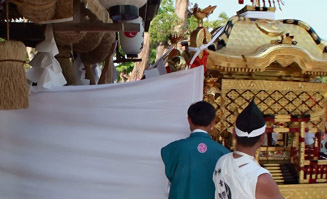 神輿(みこし)から神様が本殿に御戻りになる