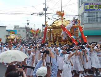 川渡り神事が行われる彦山川に向かう 【14:40 頃】