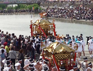 神輿(みこし)が彦山川に入る 【15:27 頃】