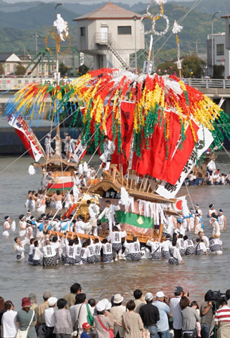 山(山笠)も川に入り川面に鉦(かね)や笛の音が響き渡る