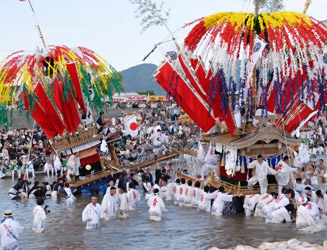 山笠の前を上げたまま止め、囃子(はやし)の「ダブリ(連打)」を行う