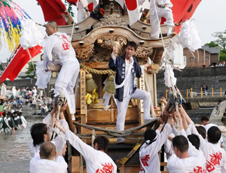 幟山笠は、前後二段屋根になっており、前方屋根の下は祭壇造りになっている