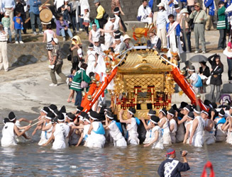 神輿(みこし)が彦山川を出る 【16:30 頃】