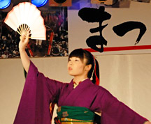 地元の歌や踊り団体等によるパフォーマンス・ステージ
