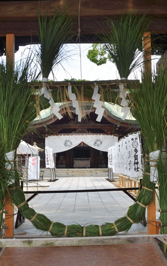 《多賀神社》 拝殿の入口の門に茅の輪（ちのわ）ができていました