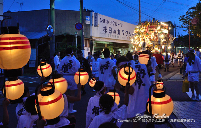 【19:37頃】 須賀神社でも特別な神事はなく、すぐに直方駅前で行われる山笠競演会に向かう