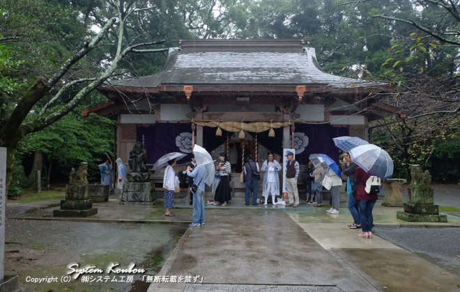 直方須賀神社の御神幸大祭（御下り）の行われる日だが、生憎（あいにく）小雨が降っている　（2016/10/22 撮影）