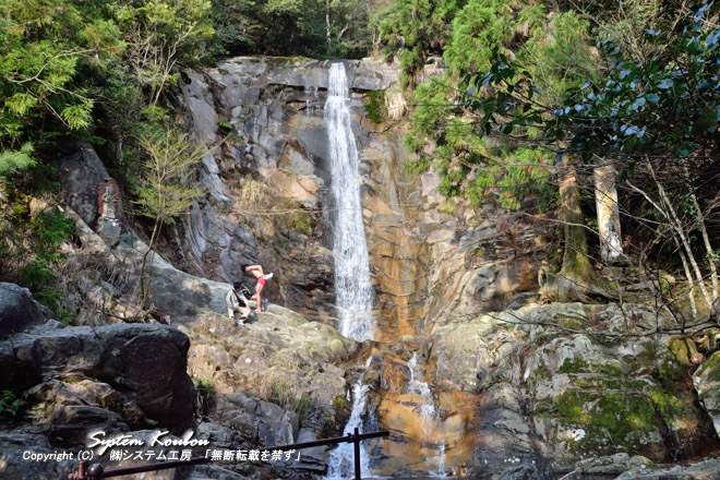 『白糸の滝』は福智山（901m）の南西に広がる上野峡にある落差２５ｍの滝