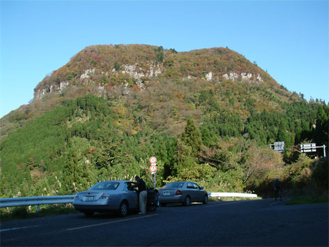 山頂がテーブル状になっている鷹ノ巣山（一の岳）979.3m