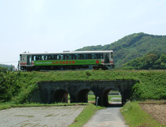 平成筑豊鉄道田川線の列車は上り下りとも1時間に1本程度通る